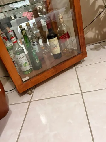 Cristaleira de madeira com vidro e espelho