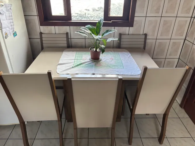 Mesa de jantar com 5 cadeiras