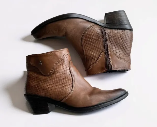 bota feminina de couro legítimo marca capodarte tamanho 37