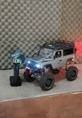 MN 99s Monster com pneus 96mm e caixa de som RC Crawler carrinho de controle remoto 