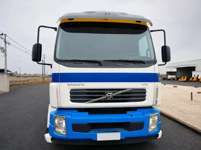 Caminhão Volvo VM 210  2011 + Munck