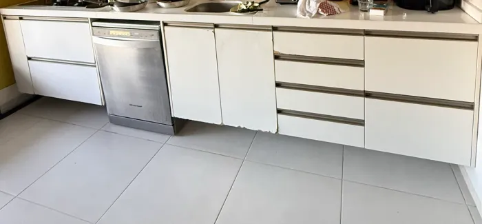 Armário branco inteiro