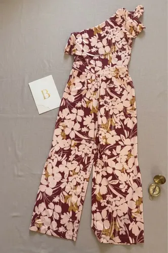 Macacão floral ombro único ? Marca Vanessa Madsen