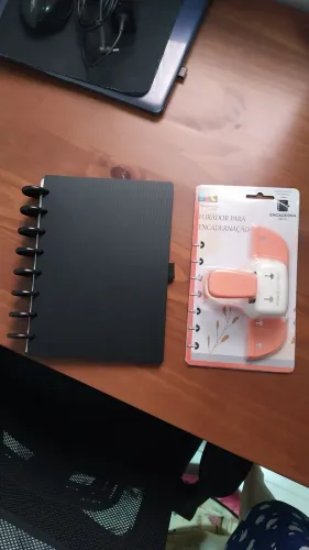 Caderno de disco médio e perfurador de cogumelo para as folhas