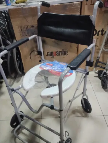 Cadeira higiênica dobrável.