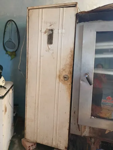 Vendo 4 armários de pão 