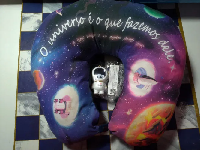Almofada de pescoço temática + chaveiro astronauta