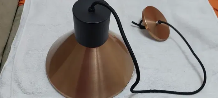 Duas luminárias rosê novas.