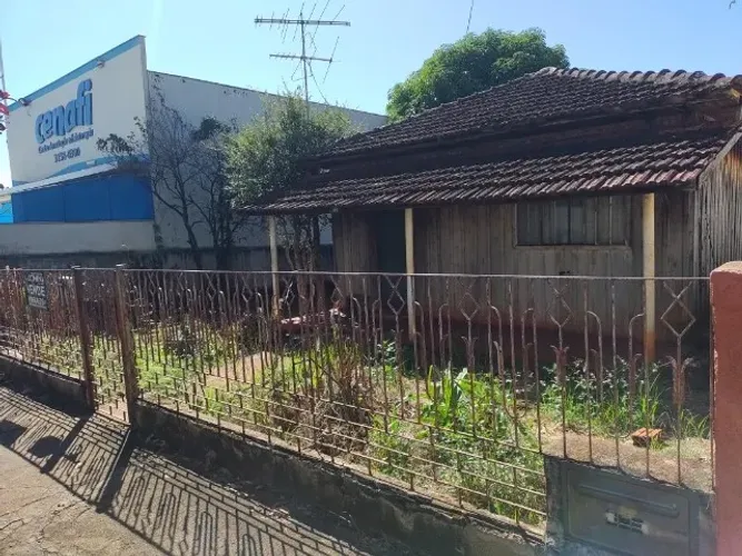 Terreno de 422,00 m2 na rua Carlos Cavalcante, meia quadra da Avenida dos Estudantes.