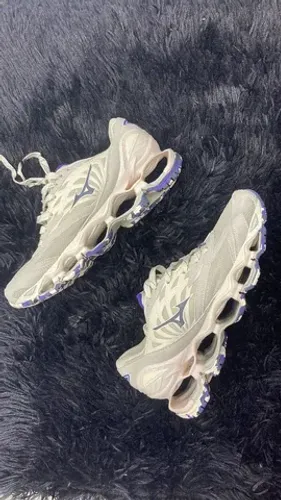 Tenis Mizuno na caixa 