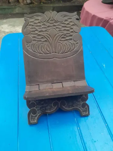 Suporte de Livro de Madeira Talhada