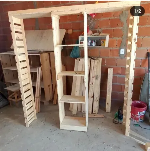 Arara e comeia de Pallet de pinus