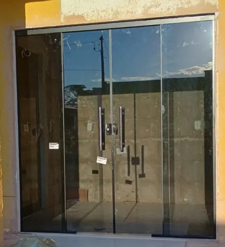 Porta de Vidro Dupla Elegante