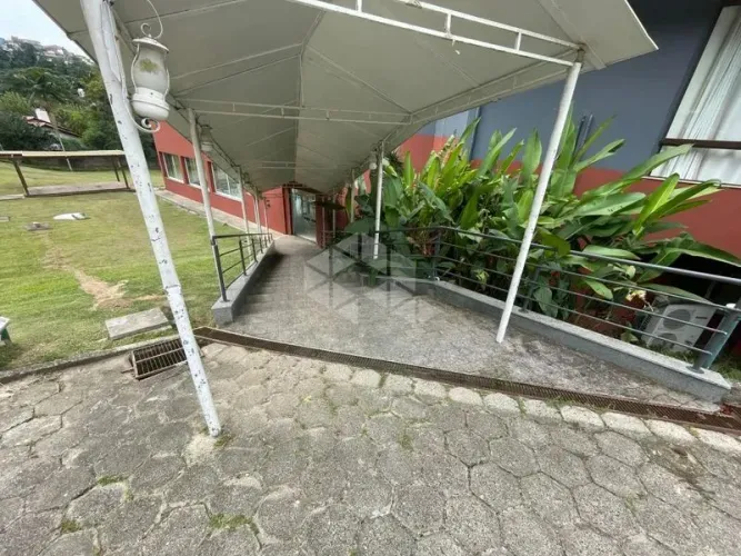 Potencial Ilimitado! Amplo Salão de 600 m² no Coração da Carvoeira, Florianópolis.