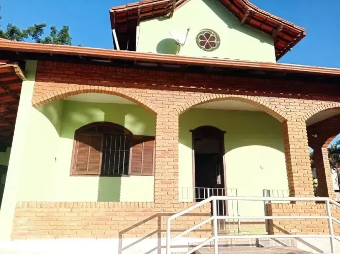 Excelente casa no Condomínio Vale do Ouro