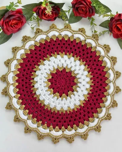 Jogo Americano de Crochê com Fio Barroco e detalhe dourado - Feito a Mão - Sob Encomenda