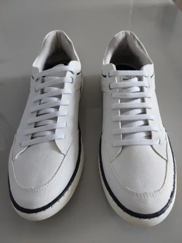 Tênis casual, masculino, cor branco, tamanho 42, todo costurado.