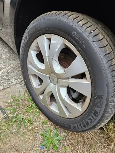 Jogo de rodas aro 17 originais C4 picasso com pneus semi novos