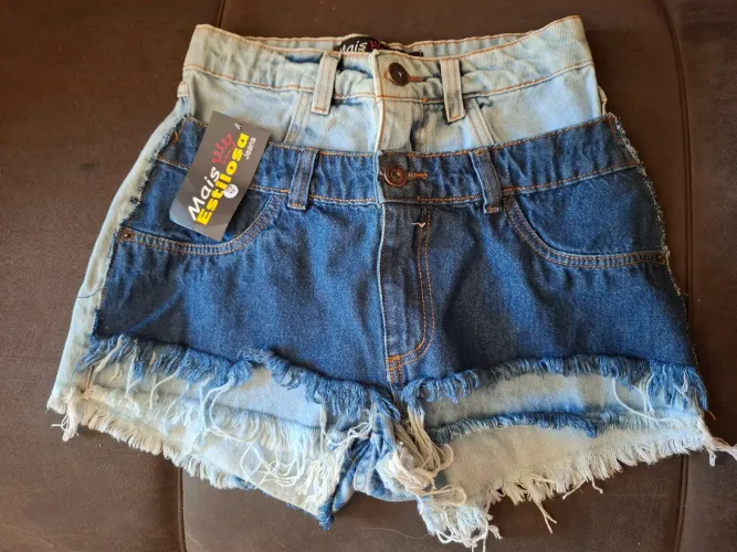 Short Jeans Bicolor com Detalhes Desfiados- NOVO!
