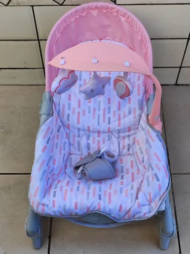 Cadeirinha de descanso para bebê toca música