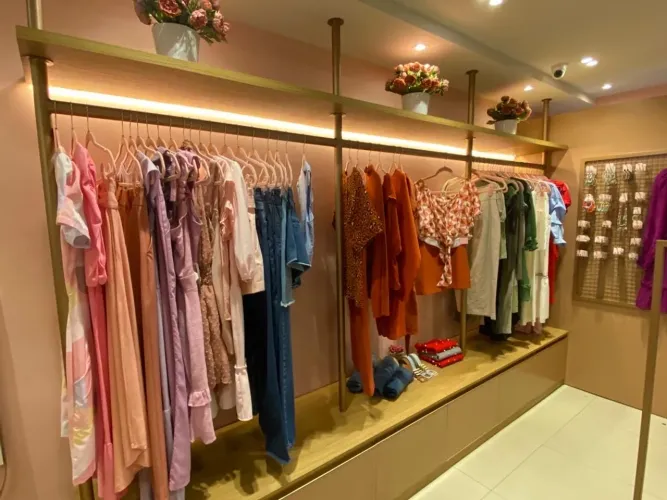 OPORTUNIDADE! LINDOS MÓVEIS PARA LOJA DE ROUPAS