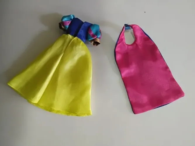 Vestido e capa de boneca porcelana da Branca de Neve Coleção Princesas Disney de Agostini