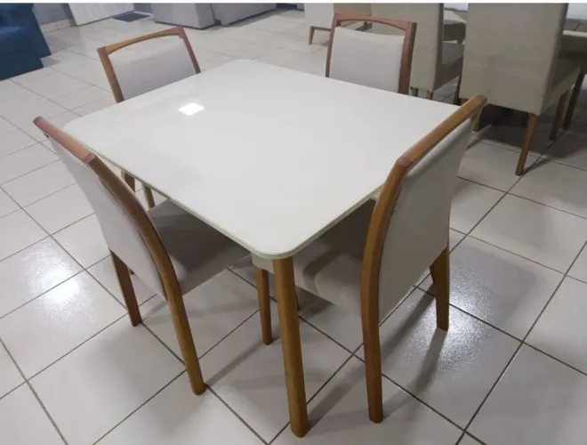 Mesa de jantar 4 lugares em madeira maciça 120x90 