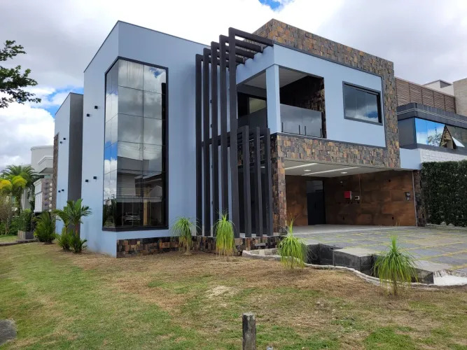 CASA EM CONDOMÍNIO 4 SUÍTES E PISCINA