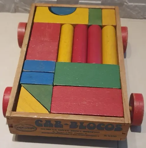 Carro de madeira com blocos de encaixe.