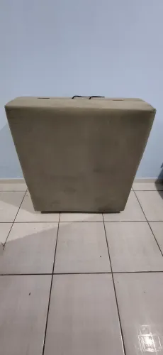 Cama dobrável com colchão embutido cor bege.