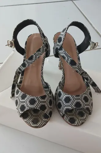 Sandália Preta e Branca Linda