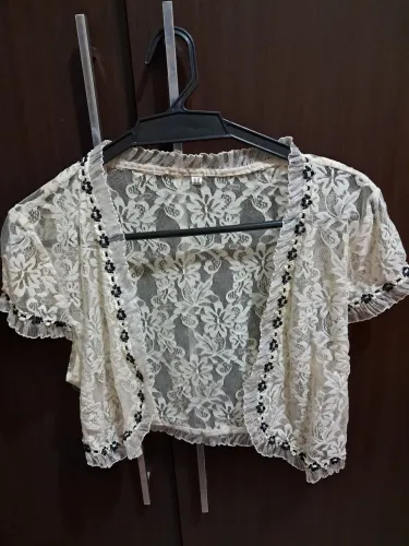 Bolero de renda branco com detalhes pretos
