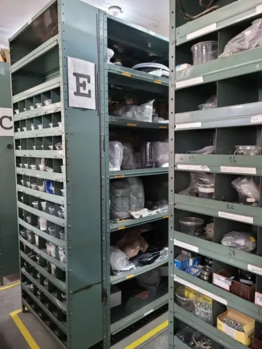 Estantes de aço Prateleiras com divisórias à partir de R$300,00  *