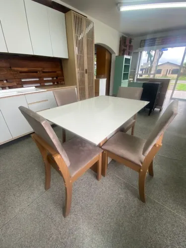 MESA DE JANTAR COM 4 CADIRAS 