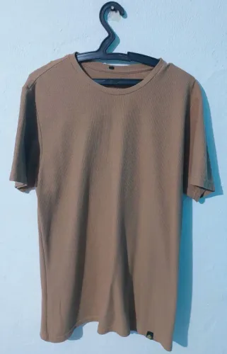 Camiseta Texturizada Casual Linhão Tamanho: G Cor: Marron - MF Style