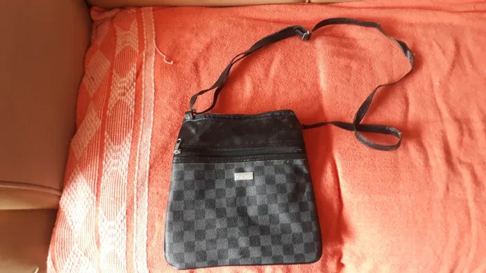 Bolsa de ombro preta com detalhes xadrez