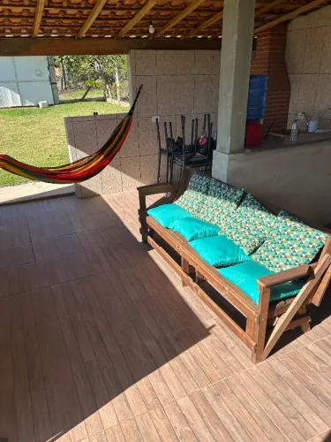 Rancho 750m2 todo fechado de alambrado. Um quarto com banheiro e uma edícula. 