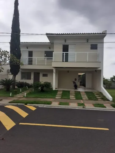Casa em Condomínio Fechado com Piscina!