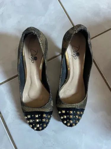 Salto Feminino com Detalhes Dourados