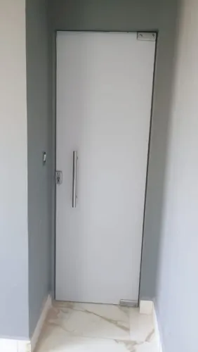 Porta com película branca