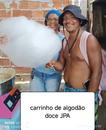 Algodão doce gigante no palito sem ponta ao vivo