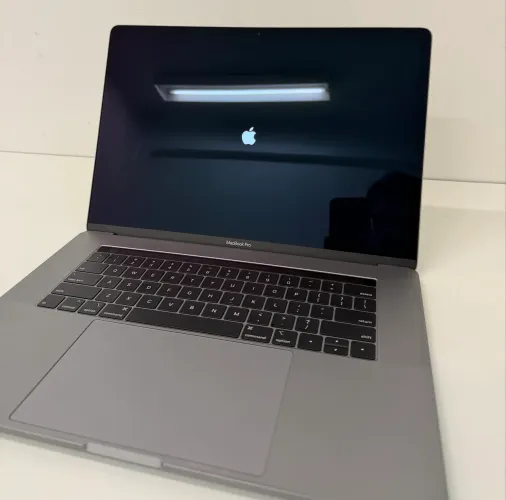 Macbook Pro 15' 2019 Intel i9 512Gb com placa Radeon Pro 560X Bateria nova