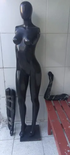 Manequim de vitrine preto 