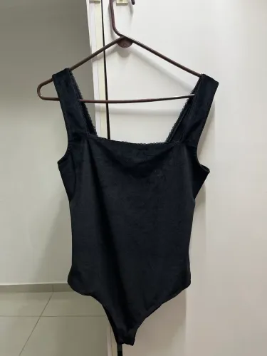 Body preto veludo regata 