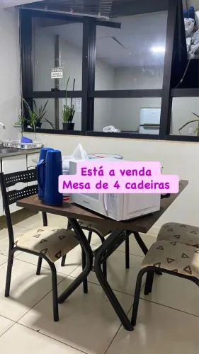 Mesa com 4 cadeiras