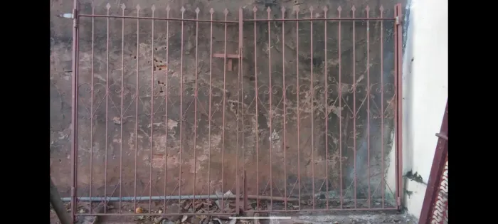 Portão simples abertura total 2,5 m cada lado de 1,25 m altura 1,60 m ferro 5/16 maciço