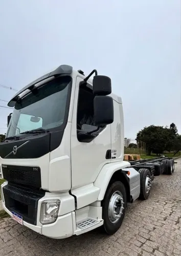 Volvo Vm 330 8x2 Bi truck 2022 Carroceria de frango ou no chassis
