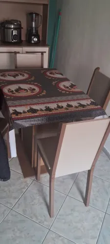 Mesa pequena 4 cadeiras