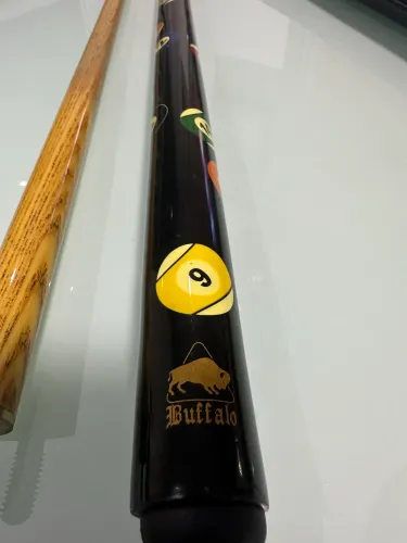 taco de sinuca bipartido da marca Buffalo, modelo fiberglass