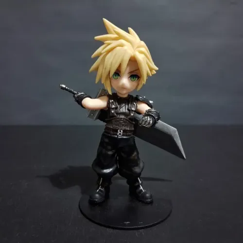 Action Figure Articulável Cloud Strife Final Fantasy VII em PVC 13cm Com Base